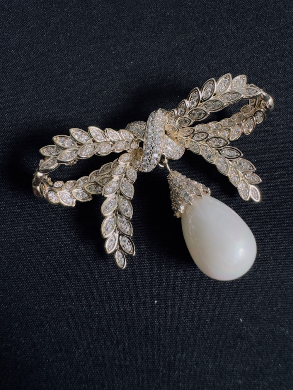 Gold-Tone Leaf Bow Brooch with White Teardrop Pendant - Picture 2 of 6